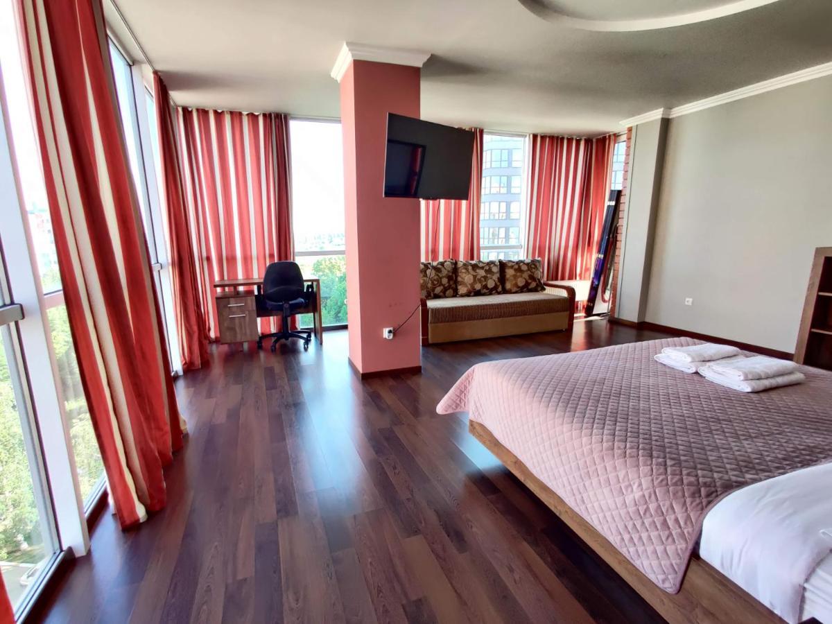 Micromegas Apartments Chernivtsi Bagian luar foto
